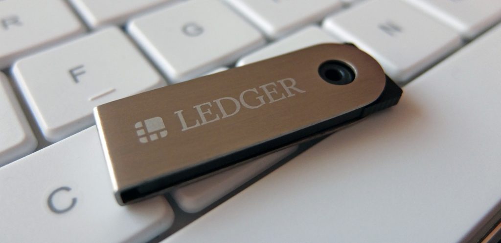 Ledger Nano S - drošs aparatūras bitcoin maku
