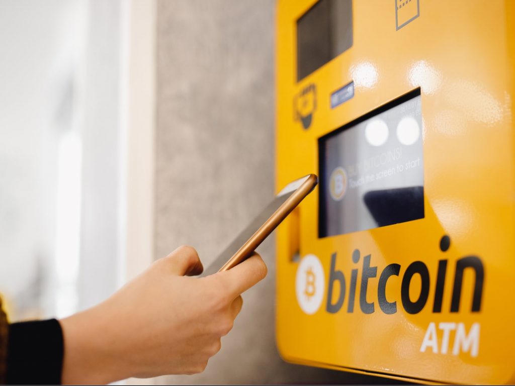 Vai varat izmantot bankomātu, lai iegādātos bitkoinus par skaidru naudu?
